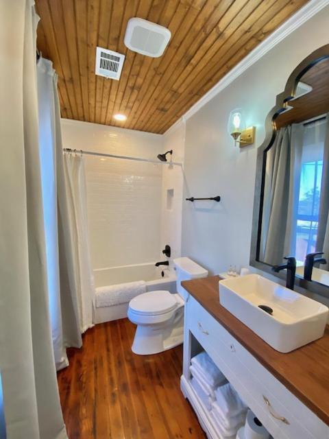 Dabbs Hotel Bed And Breakfast Llano Екстер'єр фото