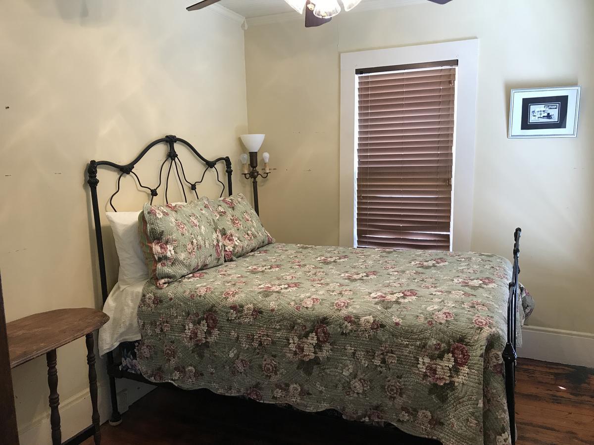 Dabbs Hotel Bed And Breakfast Llano Екстер'єр фото